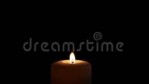 蜡烛呈黑色背景慢动作视频的预览图