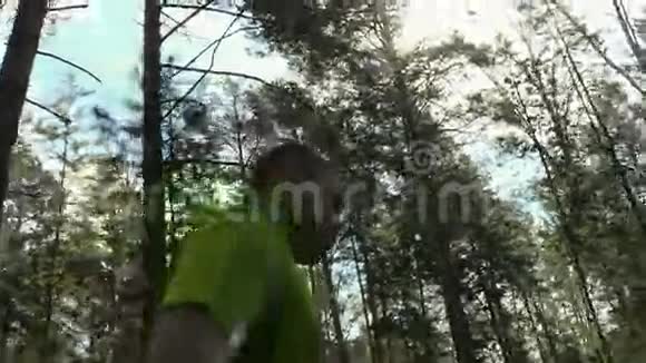 男人正在森林里慢跑视频的预览图