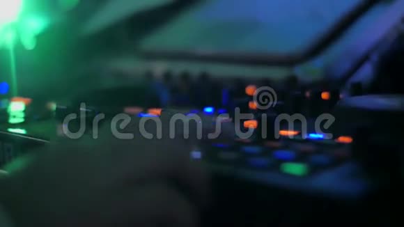 DJ在夜总会演奏音乐视频的预览图