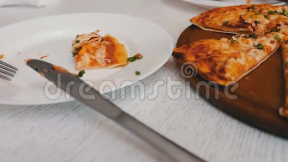 美味的烘焙比萨饼奶酪玉米西红柿肉和草药在时尚的白色背景意大利菜视频的预览图