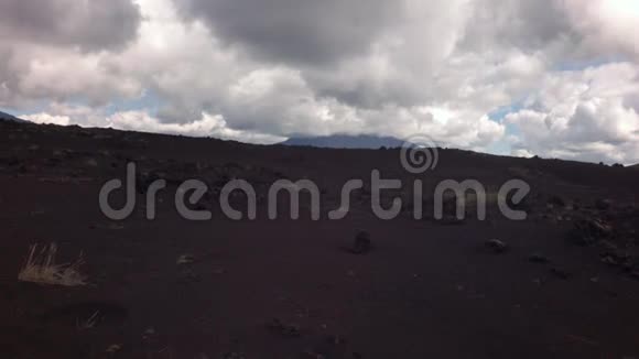 Tolbachik火山斜坡上的老熔岩田视频的预览图