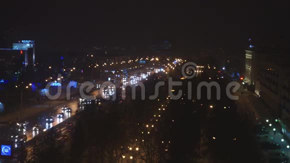 街头交通夜间十字路口视频的预览图