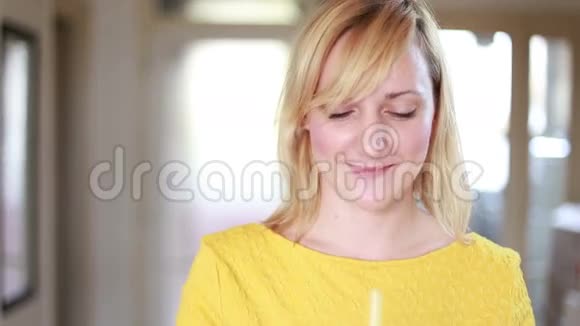 快乐的女孩喝水果奶昔视频的预览图