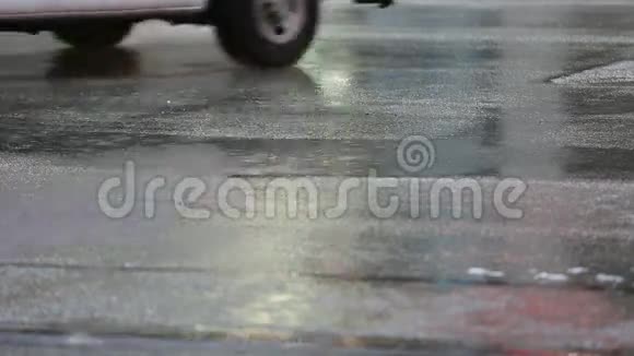 繁忙的交通暴雨视频的预览图