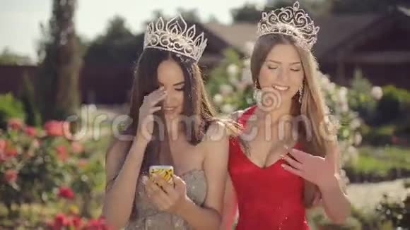 两个穿着漂亮裙子的漂亮女孩视频的预览图