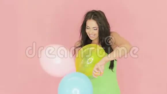 漂亮的女人在玩派对气球视频的预览图