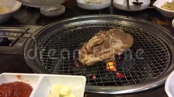 韩国猪肉烧烤视频的预览图