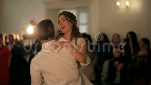一对年轻漂亮的已婚夫妇在餐馆恋爱的第一支婚礼舞视频的预览图