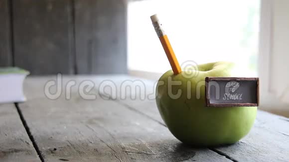 回到学校背景桌上刻着铅笔和苹果视频的预览图