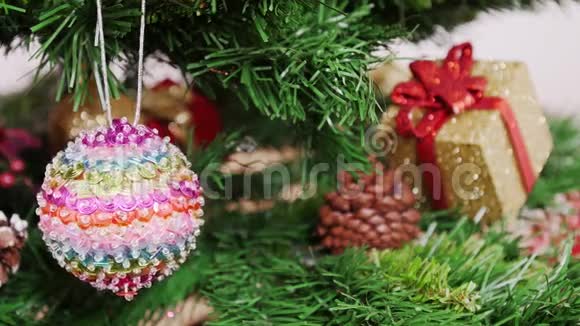装饰圣诞树彩球潘潘视频的预览图