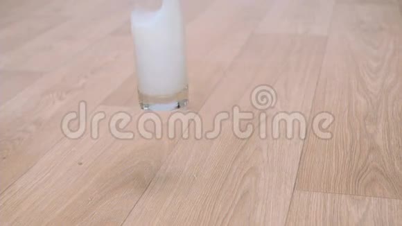 一杯牛奶在超慢运动中滴下视频的预览图