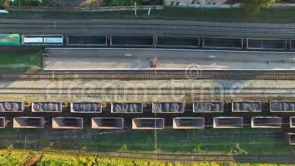 带货车的铁路空中勘测视频的预览图
