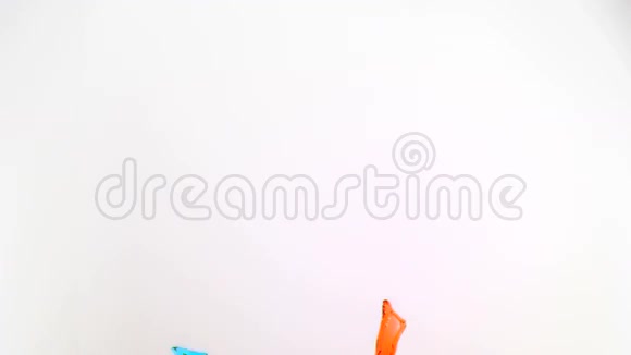 橙色和蓝色颜料在超慢运动中飞溅视频的预览图