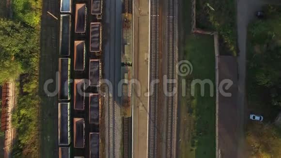 带货车的铁路空中勘测视频的预览图