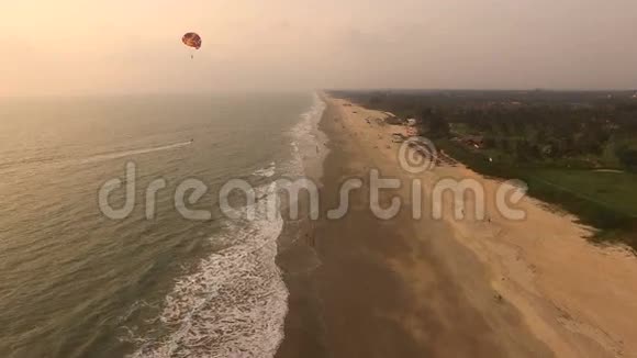 印度果阿日落时的空中视频海洋阵线视频的预览图