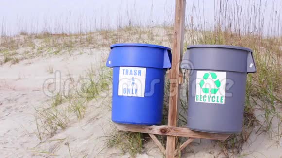 海滩回收箱库存录像2视频的预览图
