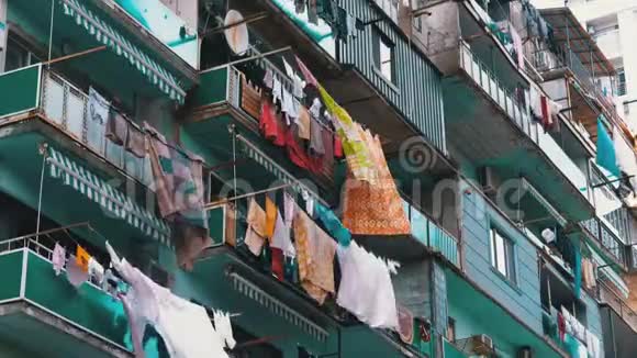 城市贫困地区一栋多层建筑的绳索上挂着和烘干衣服视频的预览图