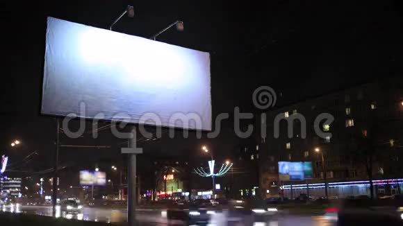 时间流逝空广告牌在夜晚视频的预览图