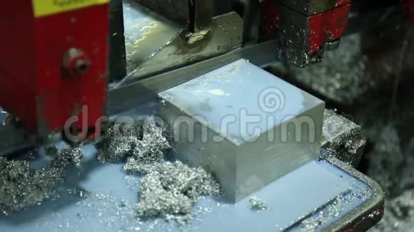 金属加工用锯条生产车间切割铝扁条视频的预览图