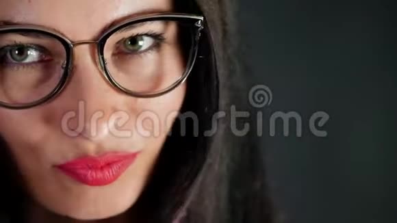 一位深黑肤色的女人的肖像她的嘴唇是性感的在时尚的眼镜眼镜和视频的预览图