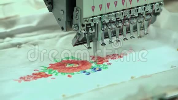 织物机上的自动刺绣线视频的预览图