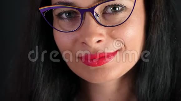 一位深黑肤色的女人的肖像她的嘴唇是性感的在时尚的眼镜眼镜和视频的预览图