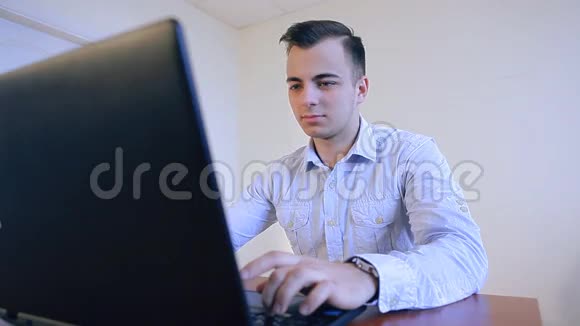 年轻时尚的商人在办公室的笔记本电脑上工作视频的预览图