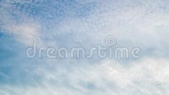 白云在蓝天上飞翔时间推移视频的预览图