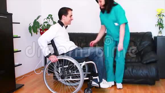 轮椅病人理疗视频的预览图