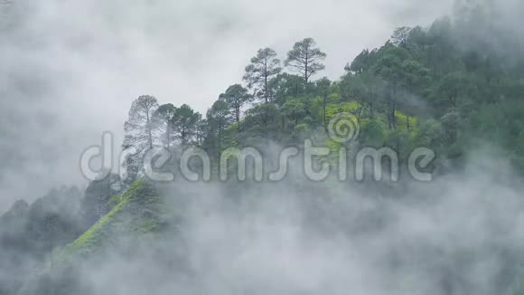 雾卷过山脉视频的预览图