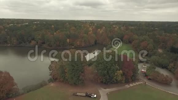 北卡罗莱纳州罗利附近的湖泊和天际线空中影像视频的预览图