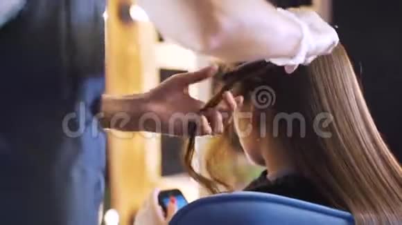 美容院头发修复的过程视频的预览图