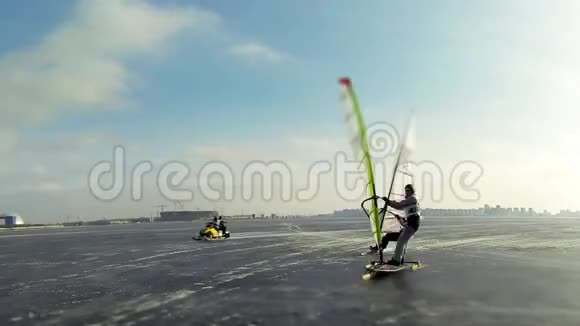 赛跑冬季风帆冲浪视频的预览图