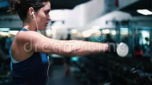 在健身房锻炼手臂的女人视频的预览图