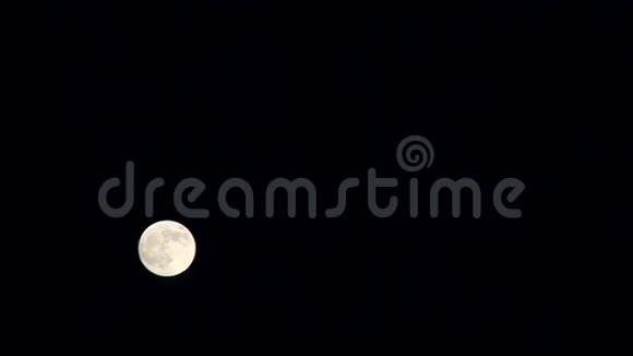 满月穿过天空视频的预览图
