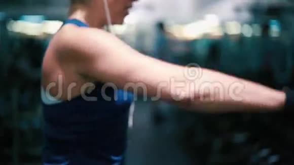 女人在健身房举重锻炼手臂视频的预览图