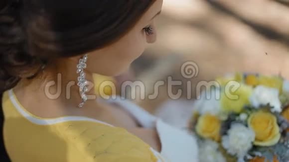 新娘看她的婚礼花束视频的预览图