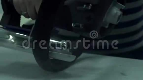 裁缝剪车轮臂视频的预览图