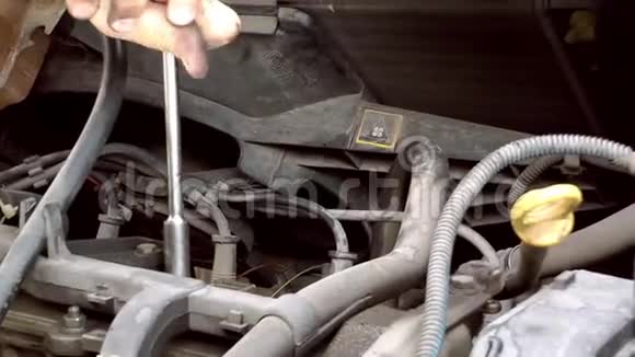 汽车机械发动机修理视频的预览图