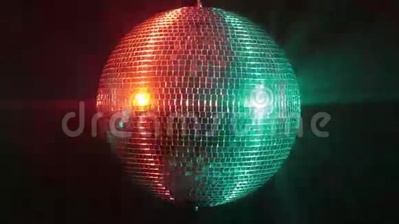 迪斯科镜球反射绿色和红光视频的预览图