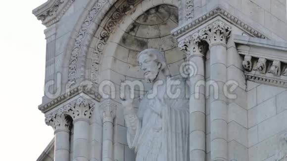 法国巴黎美丽的建筑和雕塑蒙马特视频的预览图