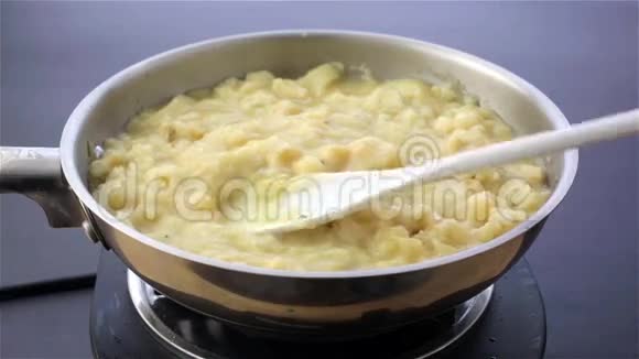 土豆韭菜汤锅搅拌视频的预览图