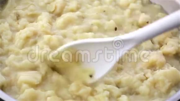 土豆和韭菜汤被搅拌的近景视频的预览图