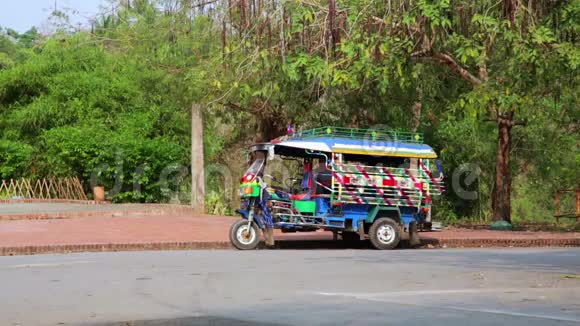 老挝琅勃拉邦公路上的单人卡车视频的预览图