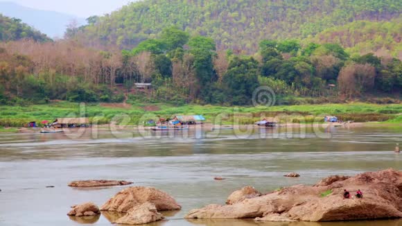 老挝琅勃拉邦湄公河宁静景观视频的预览图