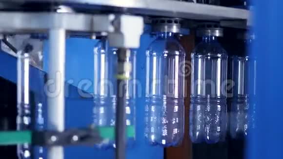 准备在工厂里装满水的PET瓶视频的预览图