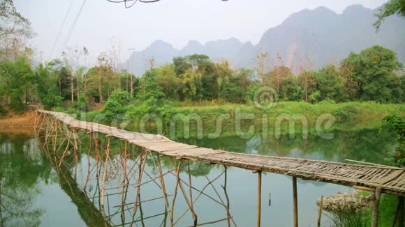 雄伟的空竹桥石灰石山王维能老挝视频的预览图