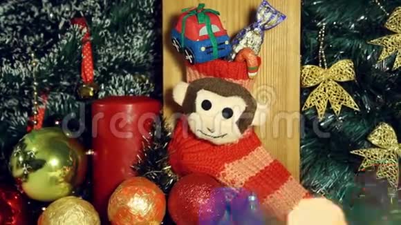 圣诞节背景蜡烛灯和猴子在红色袜子视频的预览图