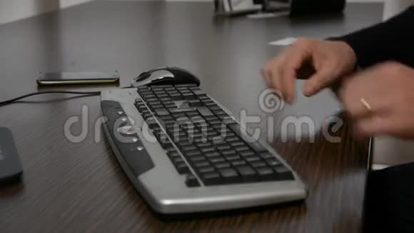 在电脑工作的人的手视频的预览图