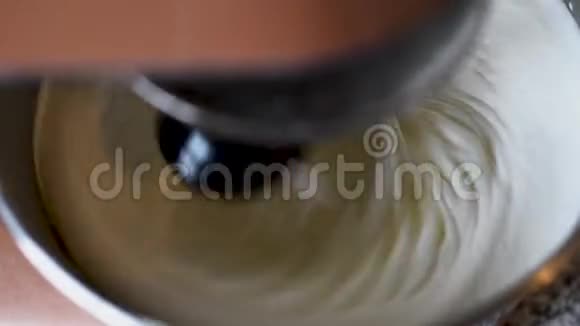 将面团揉入金属容器中烘焙甜点视频的预览图